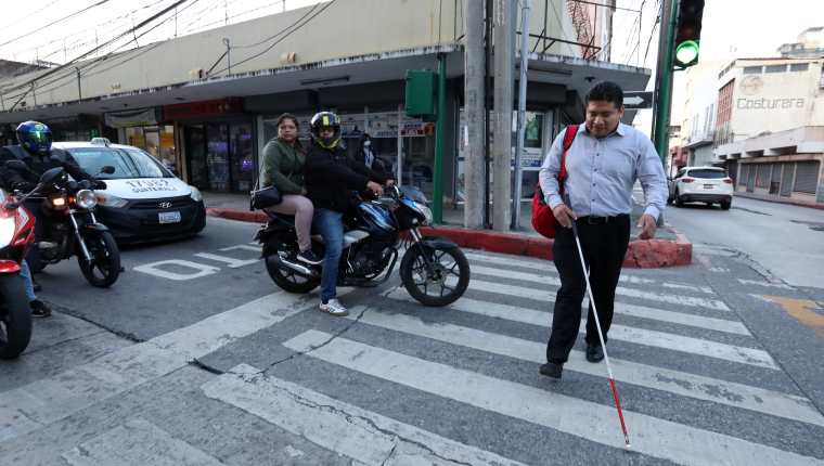 En Guatemala hay más de 1.4 millones de personas con alguna discapacidad, pero las ciudades no facilitan su movilidad. (Foto Prensa Libre: María René Barrientos)