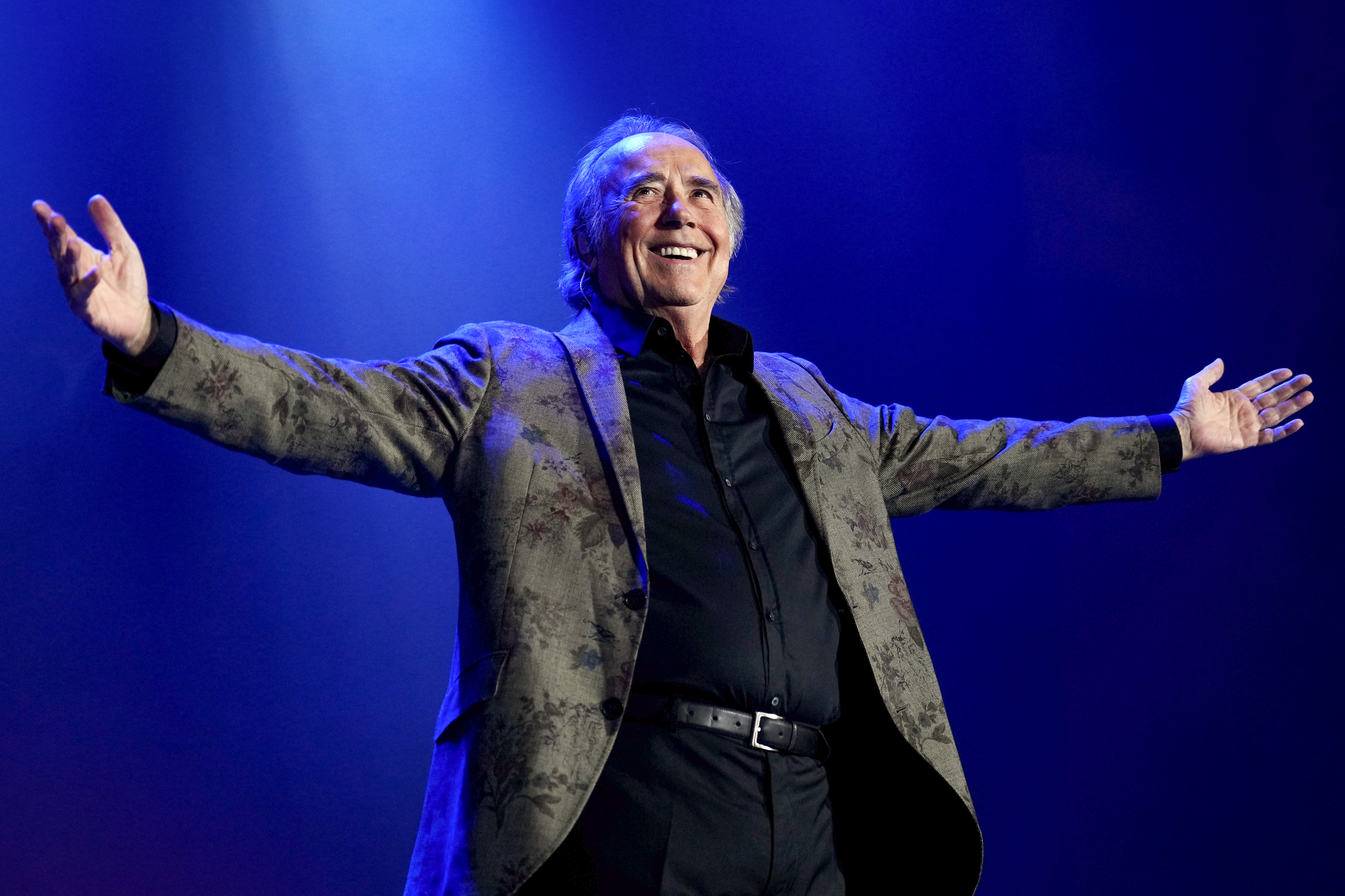 El cantante Joan Manuel Serrat cerró su gira de despedida en su ciudad natal, Barcelona, con tres conciertos (Foto Prensa Libre: EFE/ Enric Fontcuberta).