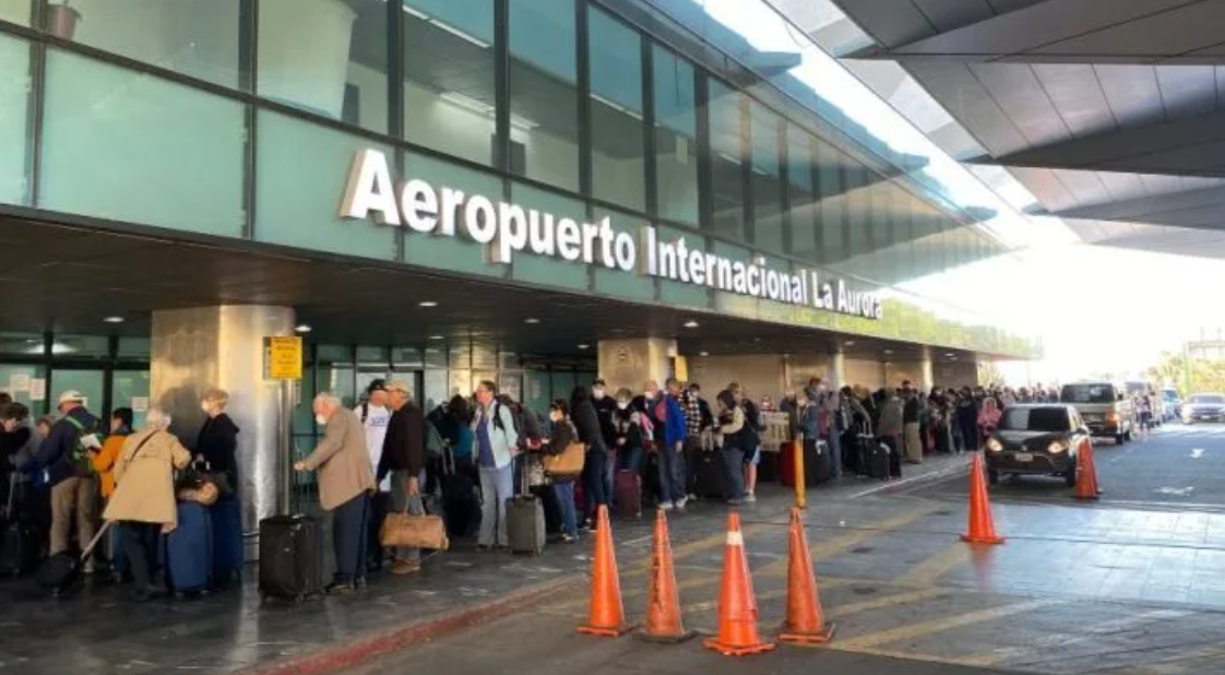 Aeropuerto La Aurora: Erupción del Volcán de Fuego obliga a la cancelación de 14 vuelos y la demora de 15 más