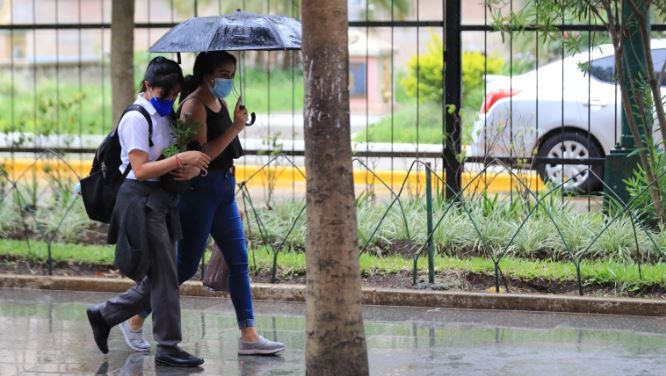 Insivumeh recomienda a las personas abrigarse por la presencia de lloviznas y temperatura fría. (Foto Prensa Libre: Hemeroteca PL)
