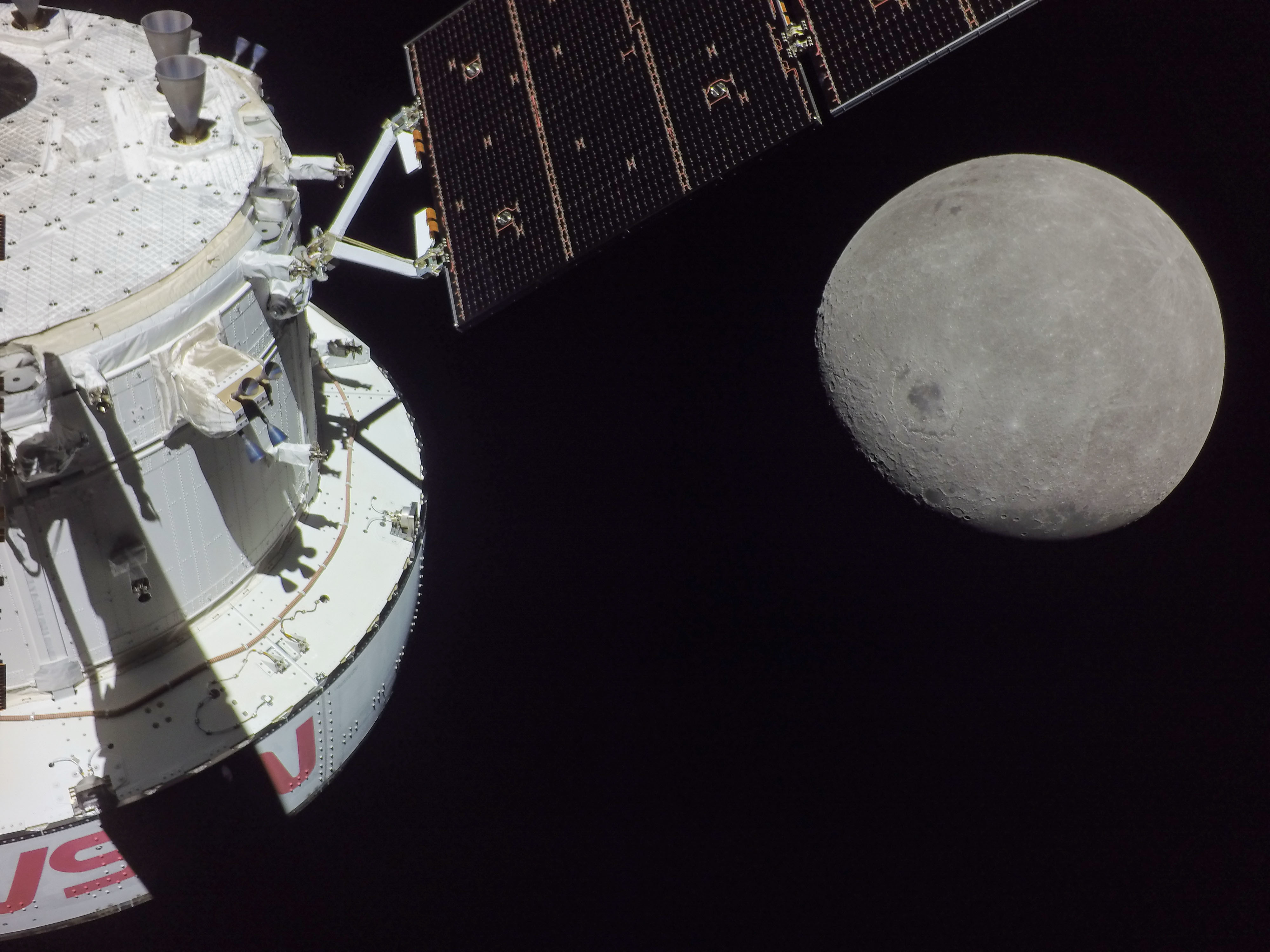 Una foto proporcionada por la Nasa muestra la nave espacial Orión durante una aproximación final a la Luna el 5 de diciembre de 2022, en una imagen tomada desde una cámara montada en uno de sus paneles solares. (Foto Prensa Libre: Nasa / The New York Times)