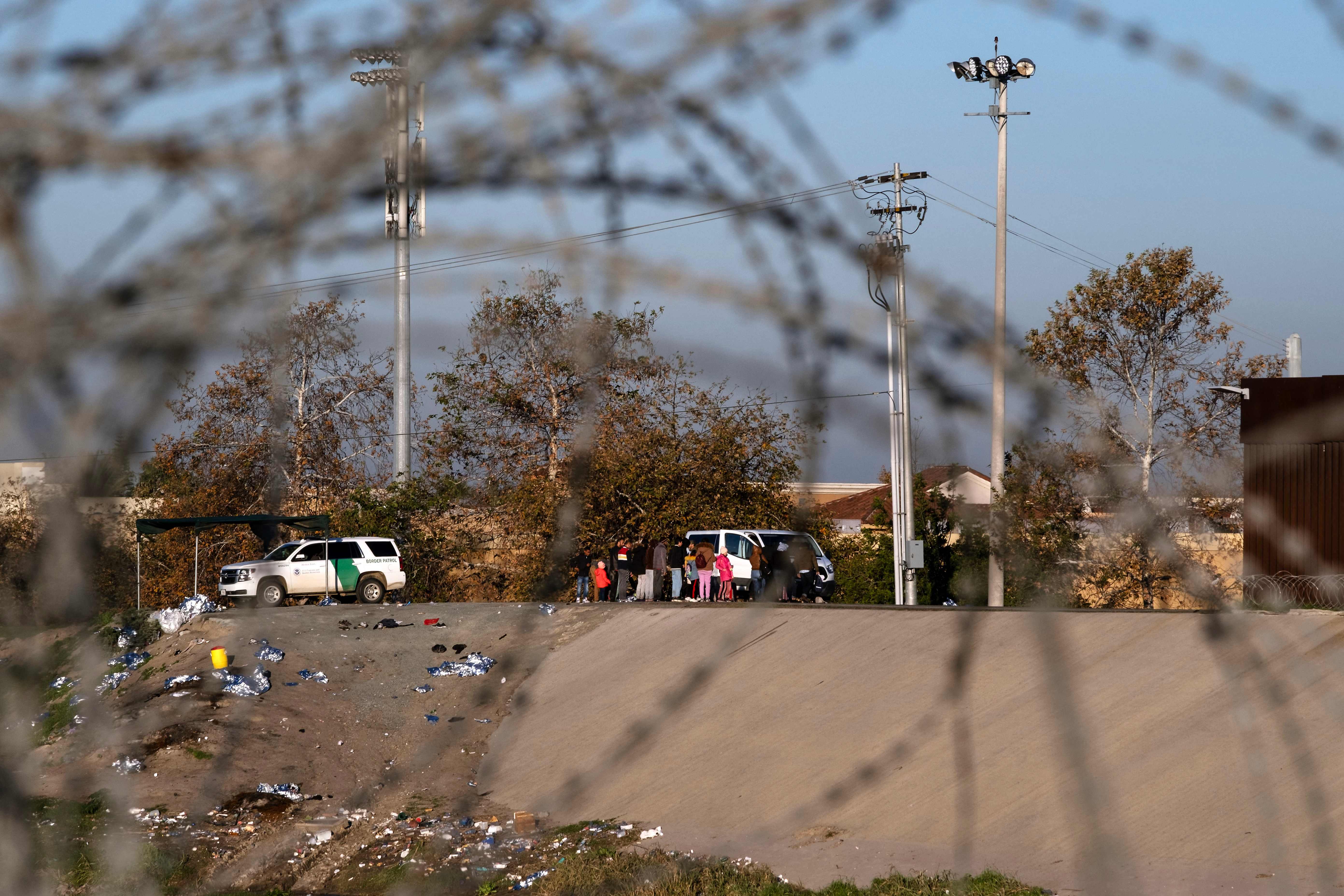 Miles de migrantes intentan llegar a EE. UU. de manera ilegal, pero con la aplicación del Título 42, las autoridades federales tienen la potestad de expulsarlo de manera exprés. (Foto Prensa Libre: AFP)
