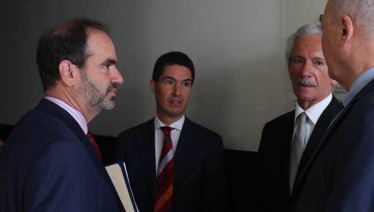 Michael Greenspon y una delegación de la SIP asiste a la audiencia de etapa intermedia de Jose Rubén Zamora. (Foto Prensa Libre: Juan Diego González)