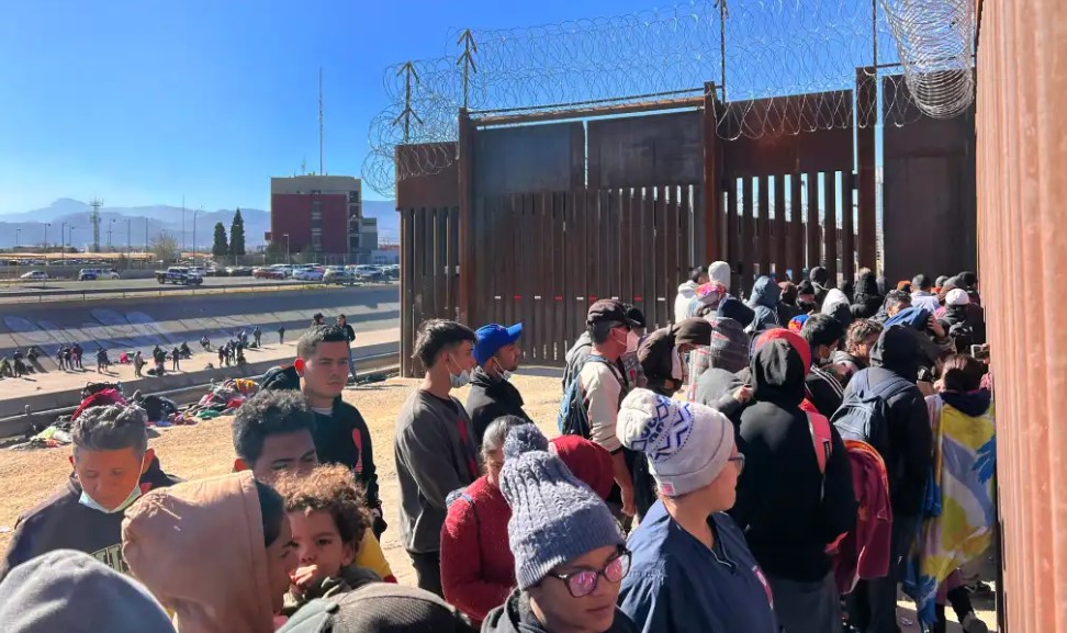 Migrantes en la frontera de Texas esperan con incertidumbre la decisión sobre el Título 42. (Foto Prensa Libre: EFE)