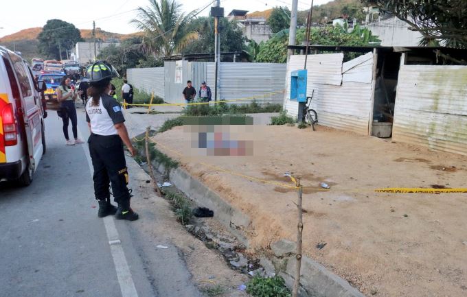 Dos muertos y un herido deja ataque armado en una cevichería en San Pedro Ayampuc. (Foto Prensa Libre)