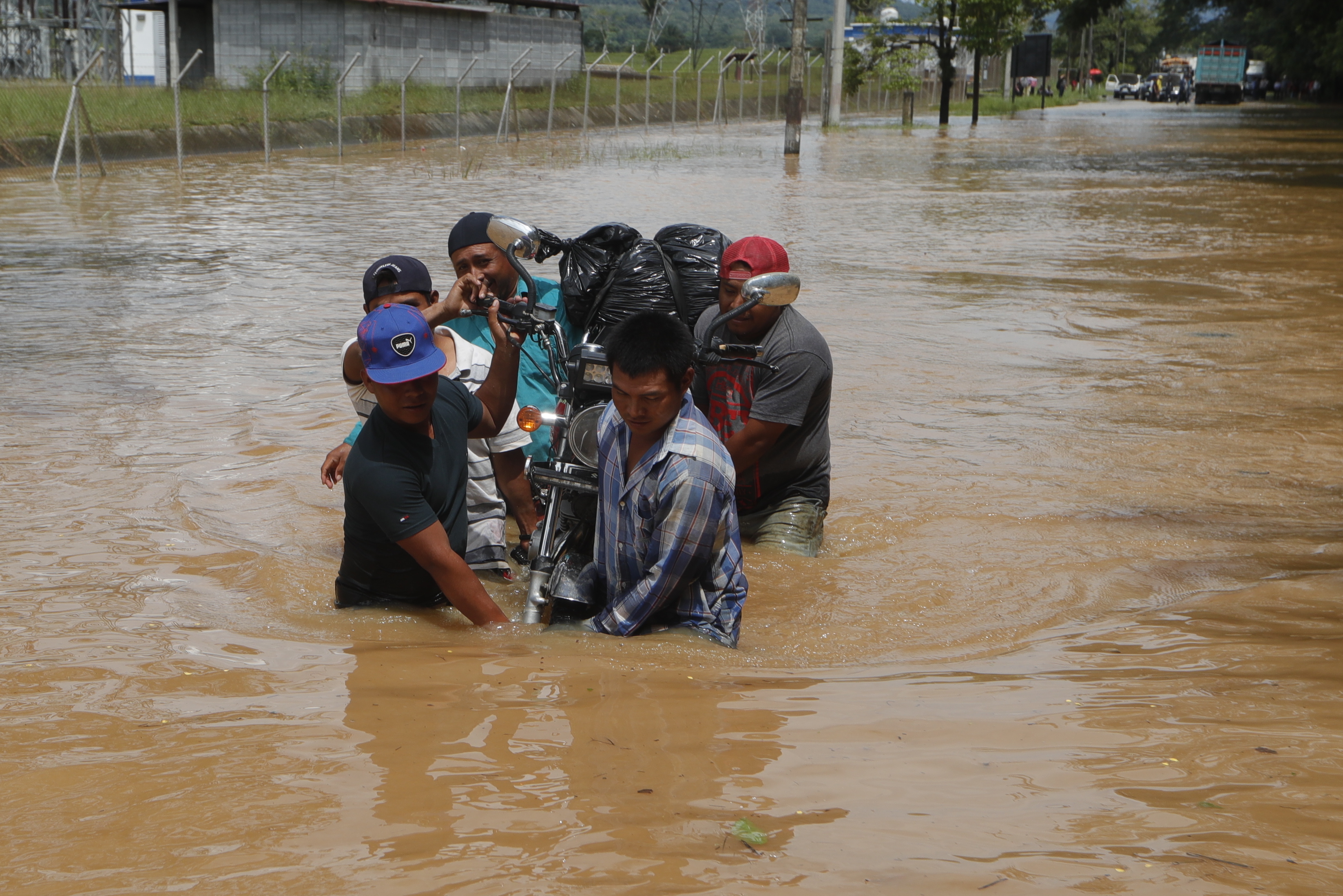 El 2022 fue un año en el que las circunstancias adversas hicieron florecer la solidaridad y fortaleza de los guatemaltecos.  Foto Prensa Libre (Esbin García)