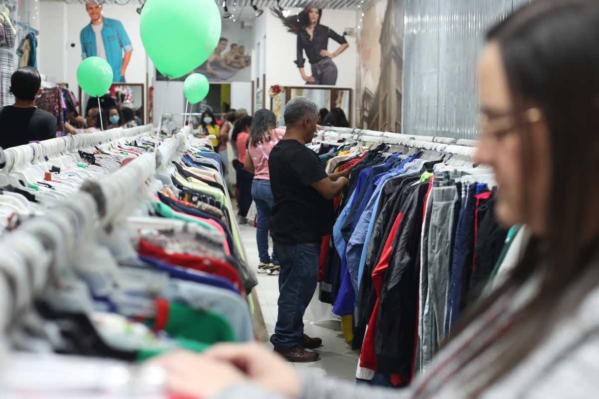 OFERTAS FIN DE AO. Se realiz un breve recorrido en la sexta avenida para observar ofertas en ropa para stos ltimos das del ao. En la imagen, guatemaltecos compran aprovechando las ofertas de fin de ao.
Juan Diego Gonzlez.  141222