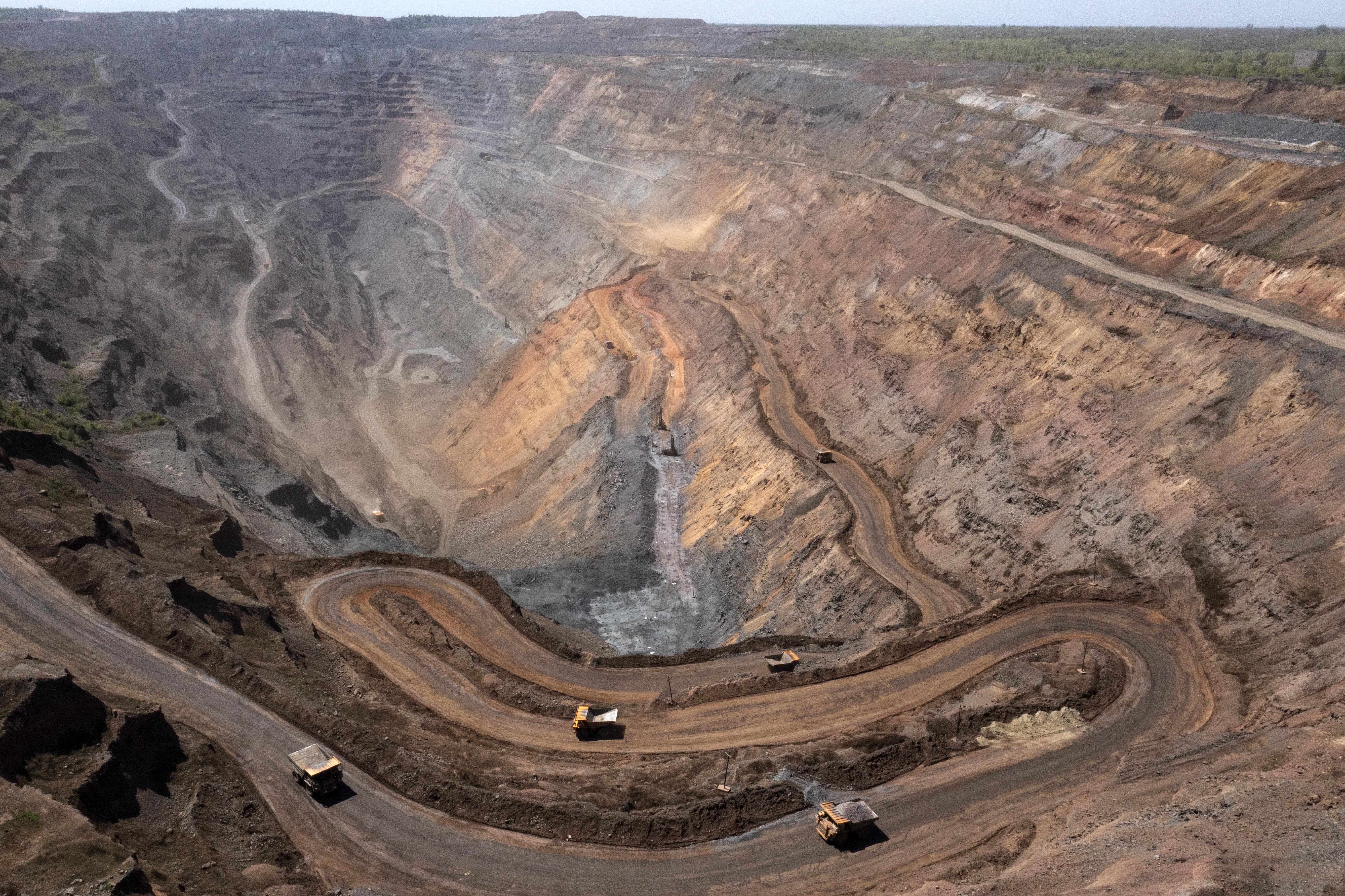 Camiones en un pozo abierto de mineral de hierro explotado por el Grupo Metinvest en Kryvyi Rih, Ucrania, el sábado 7 de mayo de 2022. (Foto Prensa Libre: David Guttenfelder/The New York Times)