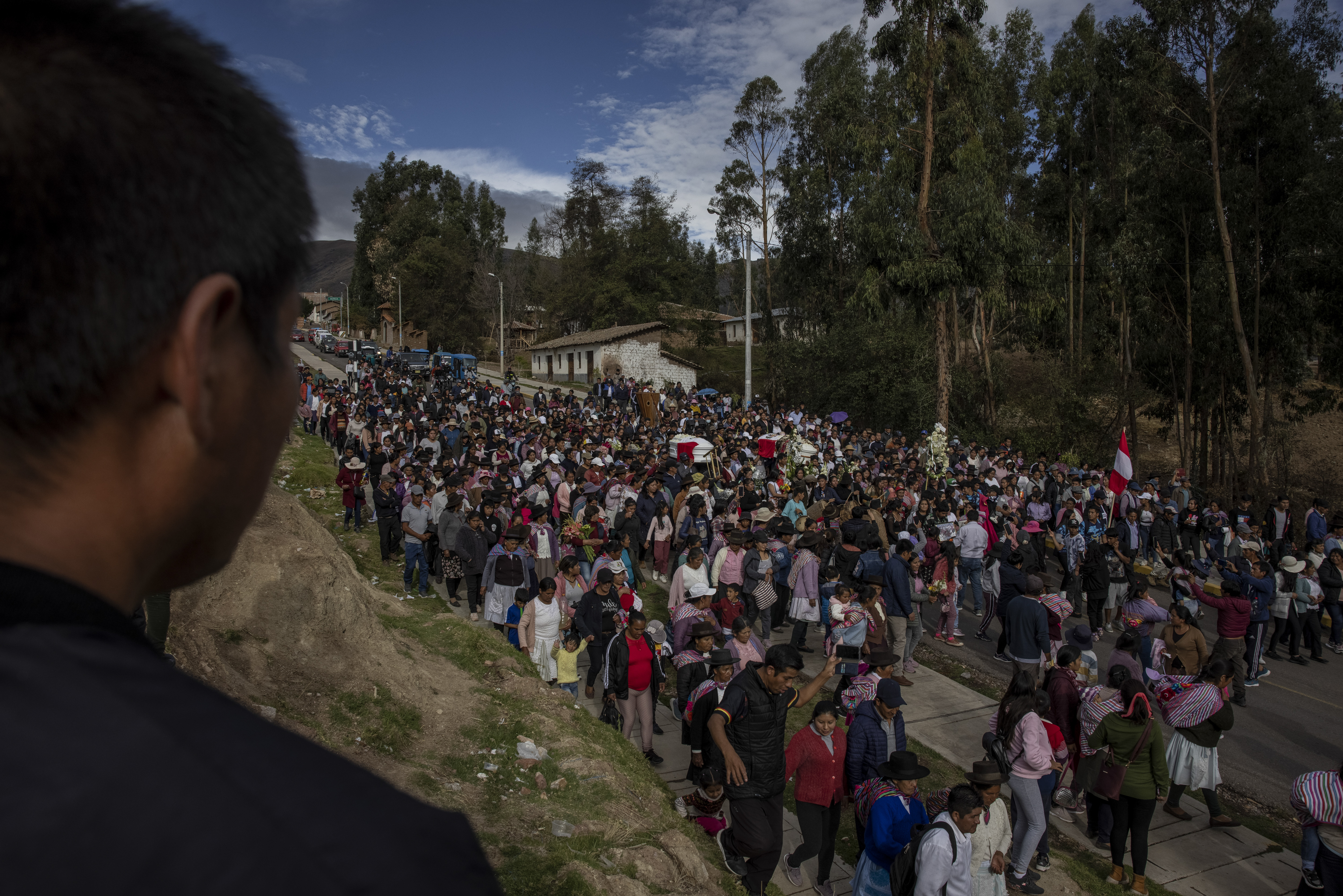 Procesión fúnebre en Quinua, Perú, en memoria de Clemer Fabricio Rojas, un manifestante que murió en los enfrentamientos con el Ejército peruano la semana pasada. (Foto Prensa Libre: Víctor Moriyama/The New York Times)