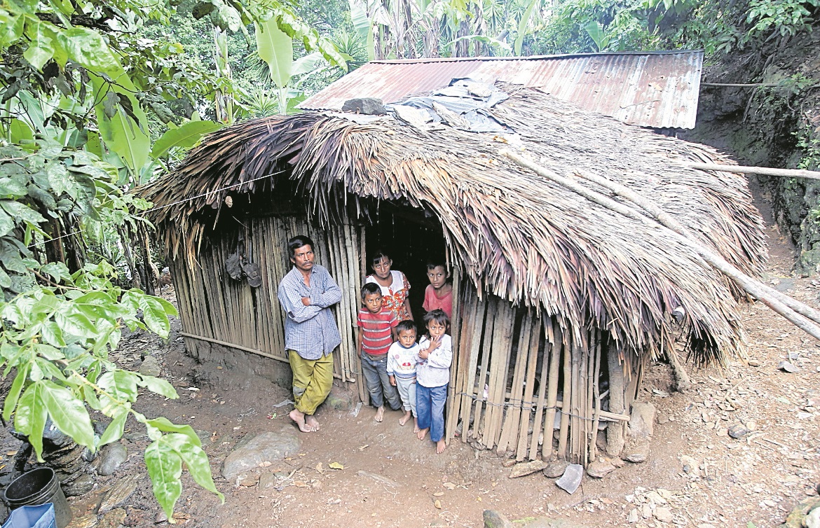 La pobreza golpea desde  hace años al área rural del país. Una familia de escasos recursos en una aldea de El Progreso. (Foto Prensa Libre: Hemeroteca PL)
