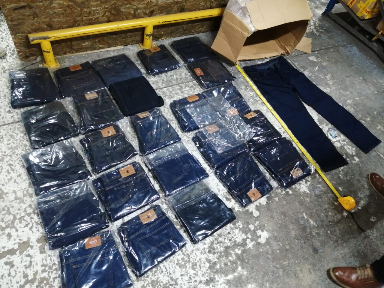 La PNC localizó pantalones con cocaína impregnada durante un operativo en la zona 13 capitalina. (Foto Prensa Libre: PNC)