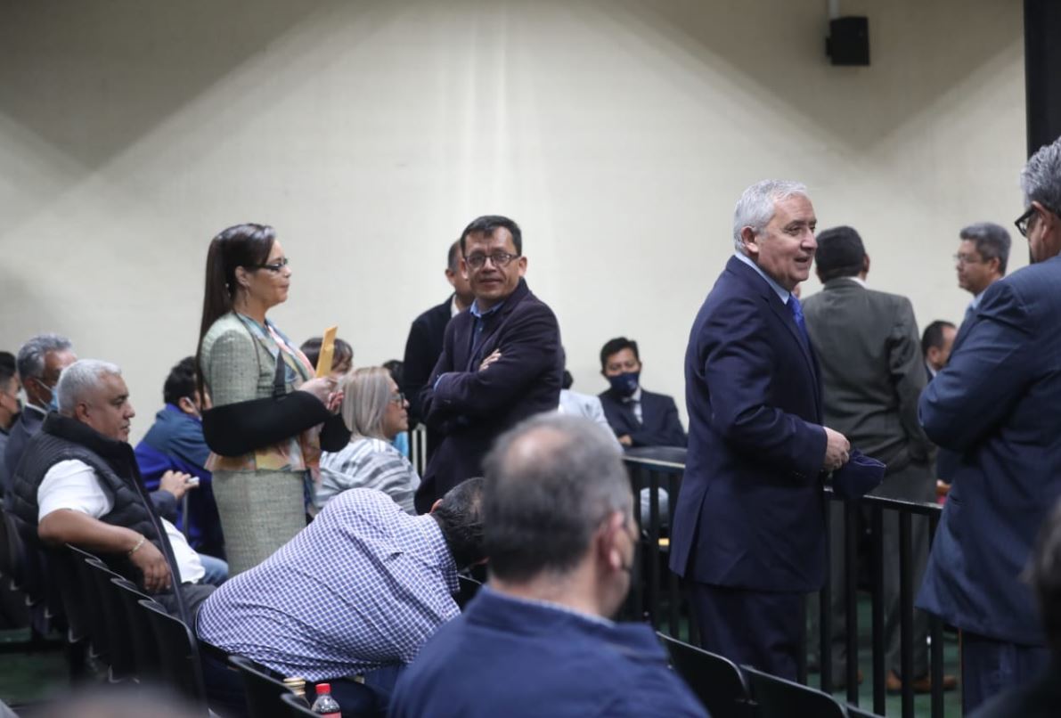 Roxana Baldetti, izquierda, y Otto Pérez Molina, a la derecha, previo a la audiencias en donde conocerán si son inocentes o culpables en el caso La Línea. (Foto Prensa Libre: Erick Ávila)