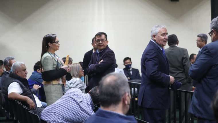 Roxana Baldetti, izquierda, y Otto Pérez Molina, a la derecha, previo a la audiencias en donde conocerán si son inocentes o culpables en el caso La Línea. (Foto Prensa Libre: Erick Ávila)