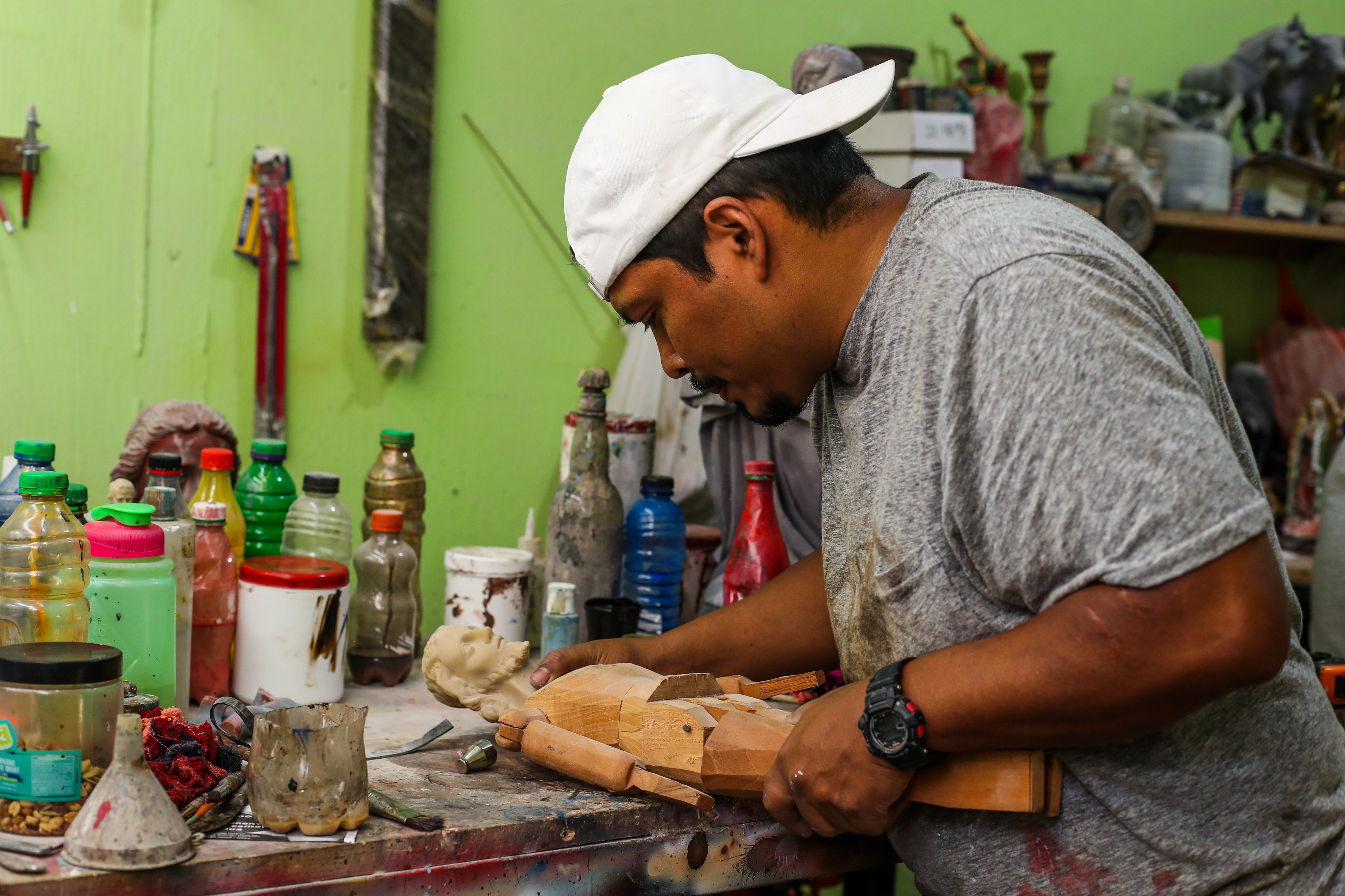 Artistas de imágenes religiosas mantienen la tradición escultórica guatemalteca