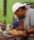 Artistas de imágenes religiosas mantienen la tradición escultórica guatemalteca