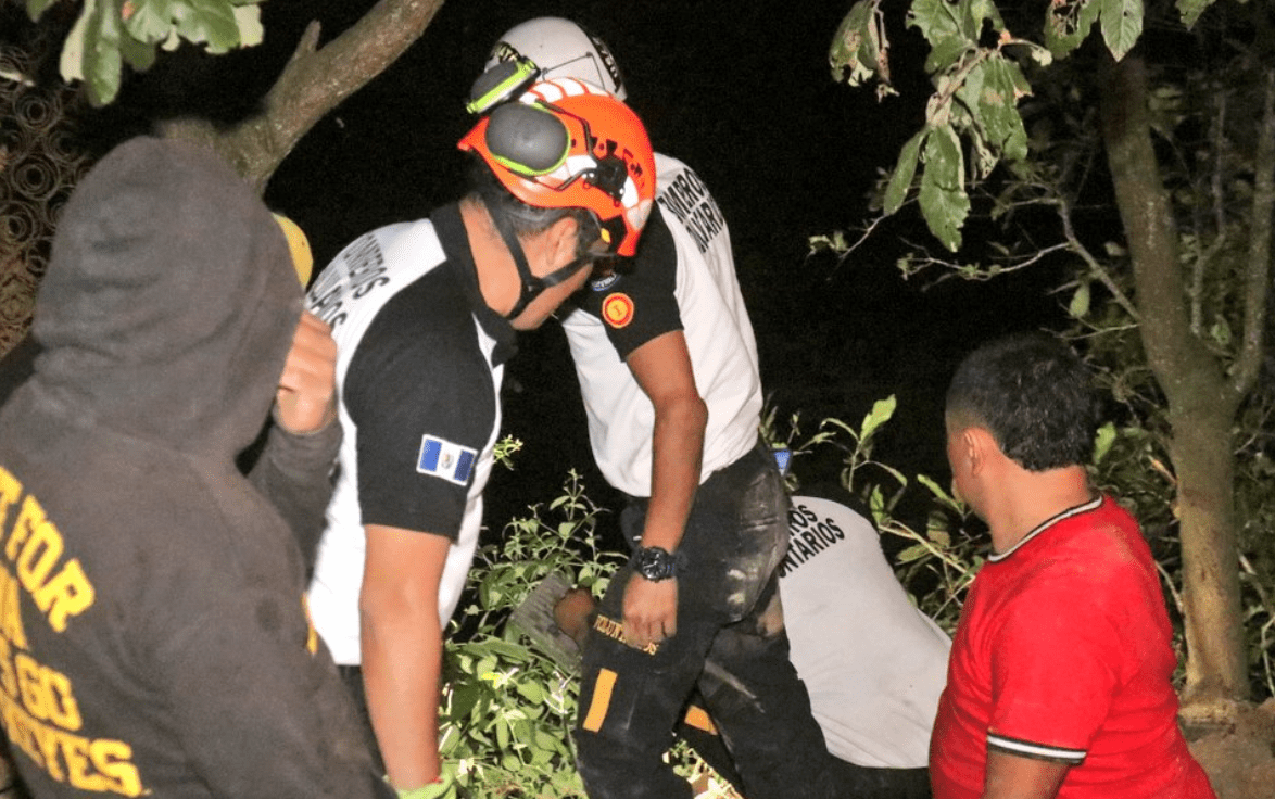 Rescatan a hombre en barranco en la zona 7