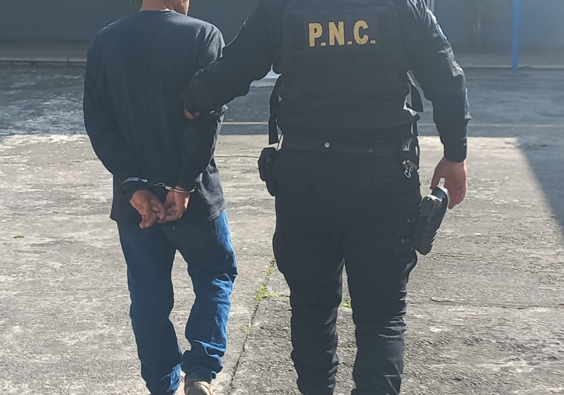 Guardia habría dado muerte a un hombre que supuestamente estaba con su cónyuge