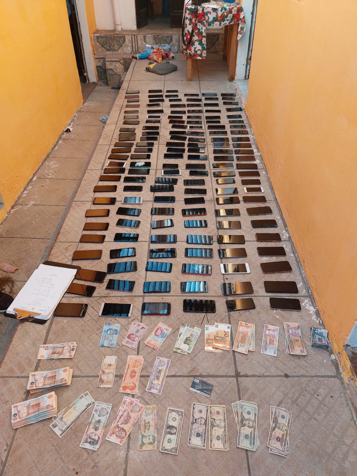 Decenas de teléfonos móviles con reporte de robo fueron hallados por la PNC y el MP en Santa María de Jesús, Sacatepéquez. (Foto Prensa Libre: MP)