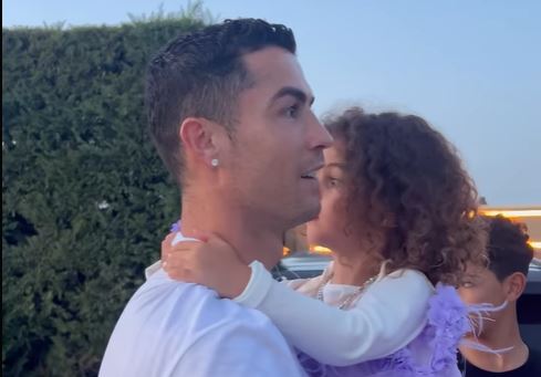 Cristiano Ronaldo fue sorprendido por su pareja, Georgina Rodríguez, con un lujoso regalo navideño. (Foto Prensa Libre: Instagram: Georgina Rodríguez)