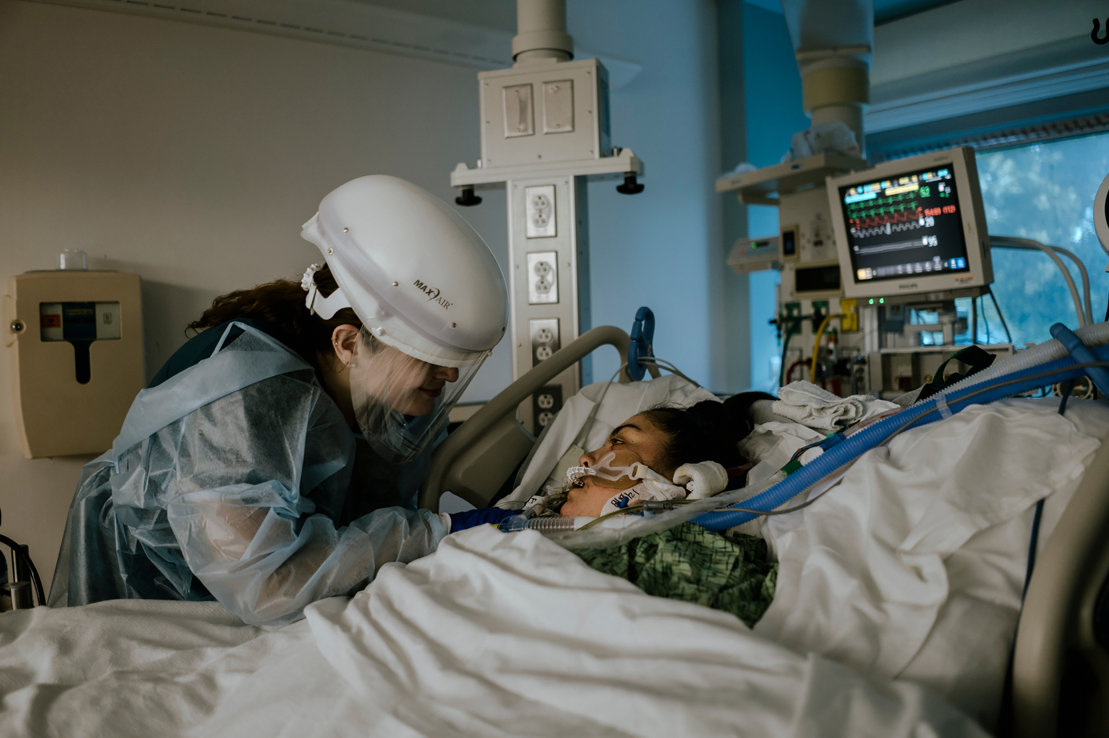 La enfermera Gena Oppenheim atiende a su paciente, Jessica Flores, una artista visual de 32 años que estaba intubada e inconsciente, en el Providence Saint John's Health Center de Santa Mónica, California, el 18 de agosto de 2021. (Foto Prensa Libre: Isadora Kosofsky/The New York Times)