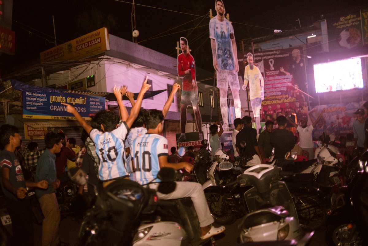 Aficionados indios al fútbol ven un partido entre Argentina y Australia en una proyección en una parada de autobús en el estado indio de Kerala, el 3 de diciembre de 2022. (Foto Prensa Libre: Priyadarshini Ravichandran/The New York Times)