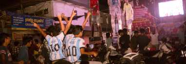 Aficionados indios al fútbol ven un partido entre Argentina y Australia en una proyección en una parada de autobús en el estado indio de Kerala, el 3 de diciembre de 2022. (Foto Prensa Libre: Priyadarshini Ravichandran/The New York Times)