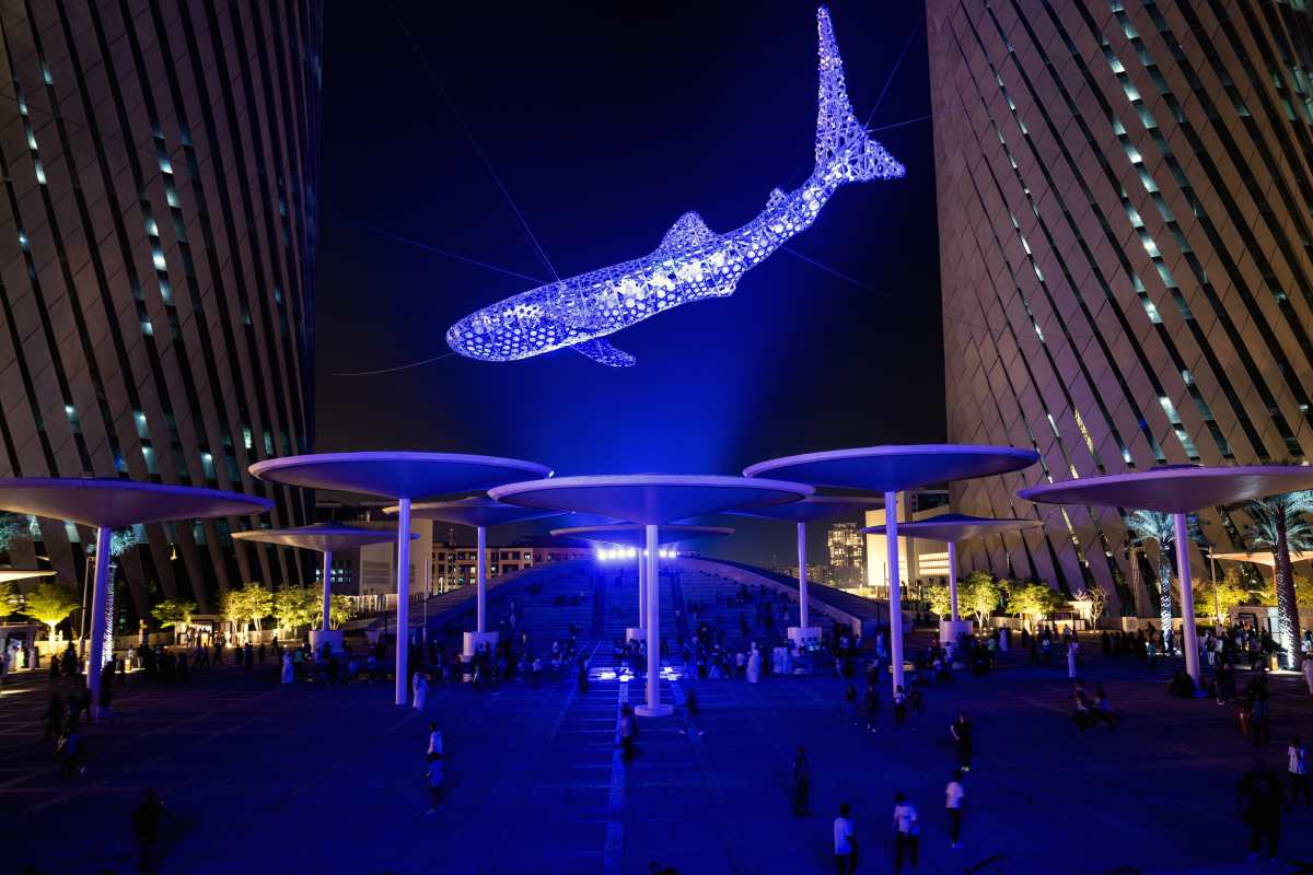 La escultura de un tiburón suspendida entre unos edificios en Lusail, una ciudad en construcción a 22 kilómetros de Doha, Catar, el 30 de noviembre de 2022. (Foto Prensa Libre: Erin Schaff/The New York Times)