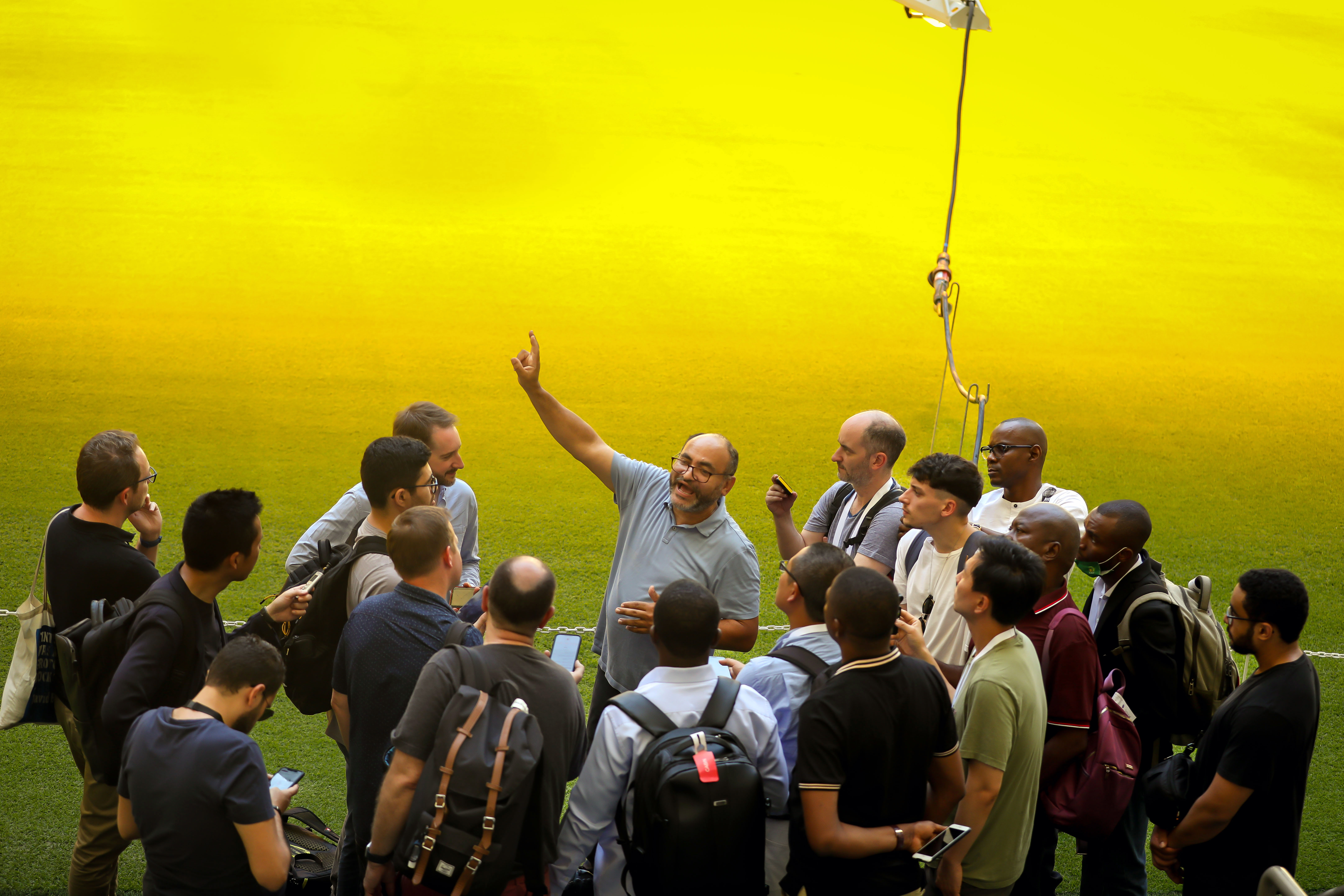 Saud Ghani, en el centro, explica el sistema de refrigeración a los periodistas que visitan el estadio Lusail de Doha, Qatar, el 13 de junio de 2022. (Foto Prensa Libre: Tasneem Alsultan/The New York Times)