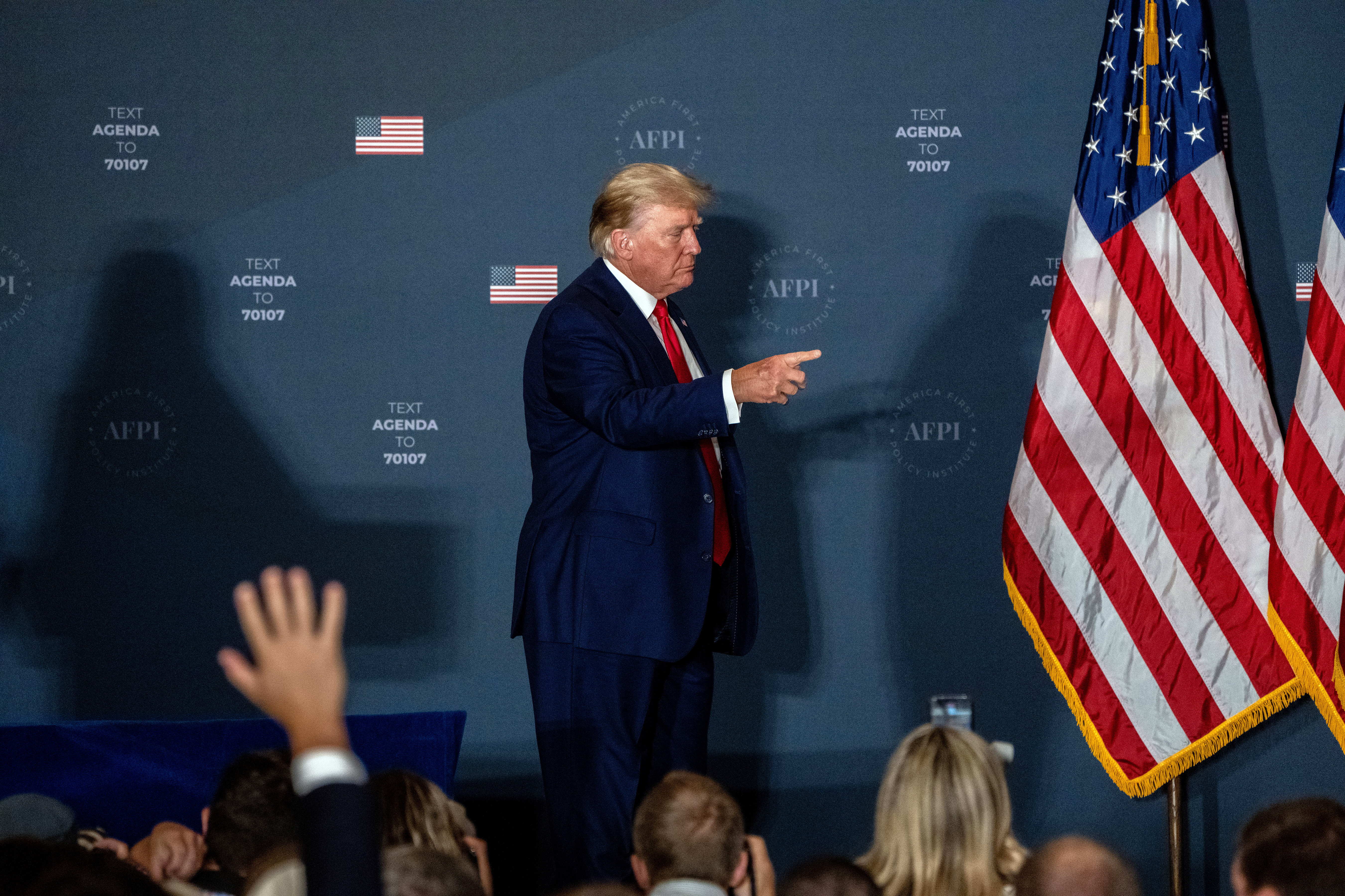 El expresidente Donald Trump llega al escenario para intervenir en la cumbre del America First Policy Institute en Washington el 26 de julio de 2022. (Foto Prensa Libre: Haiyun Jiang/The New York Times)