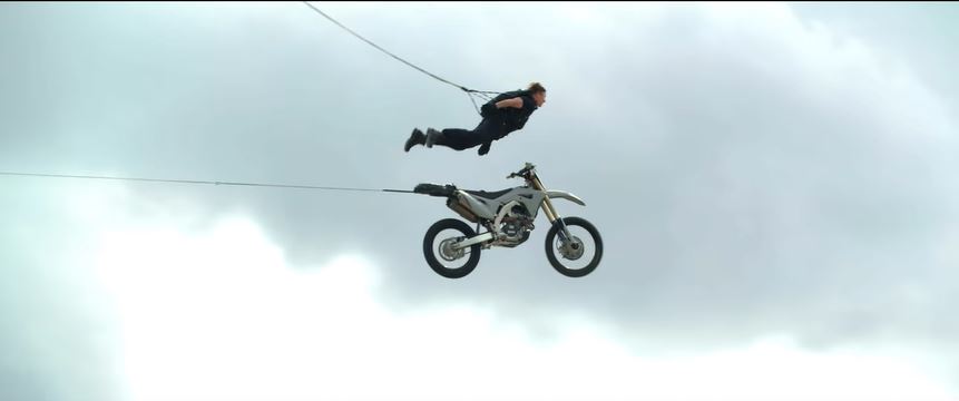 Tom Cruise saltó al vacío sobre una motocicleta para una escena de "Misión Imposible: Sentencia Mortal parte 1" (Foto Prensa Libre: captura de pantalla).