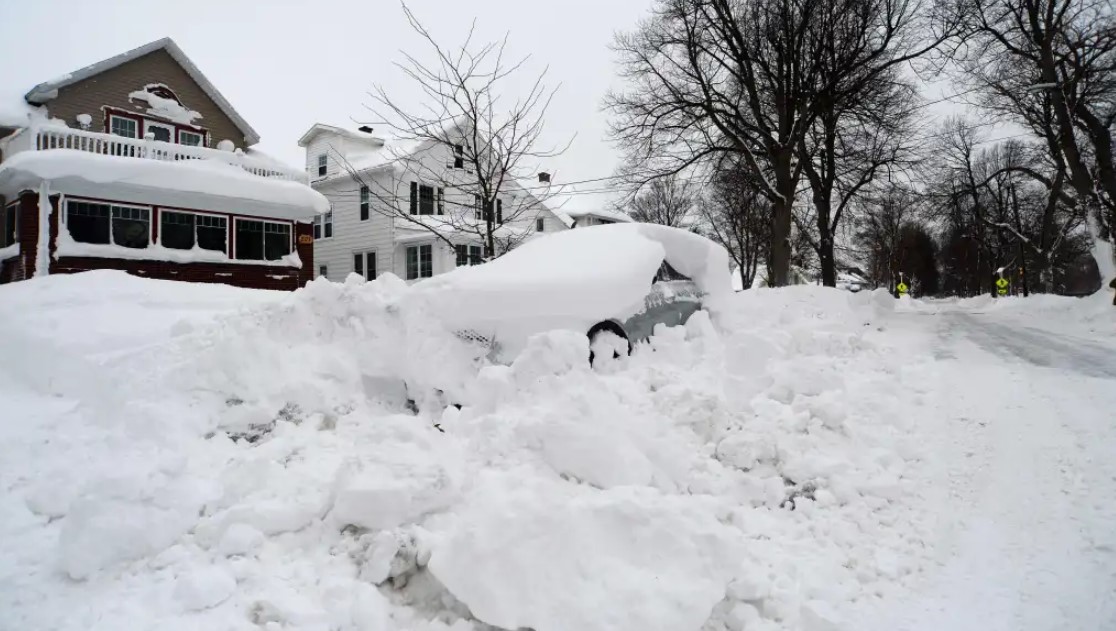 Las autoridades temen encontrar más víctimas del frío dentro de viviendas y vehículos. (Foto Prensa Libre: AFP)