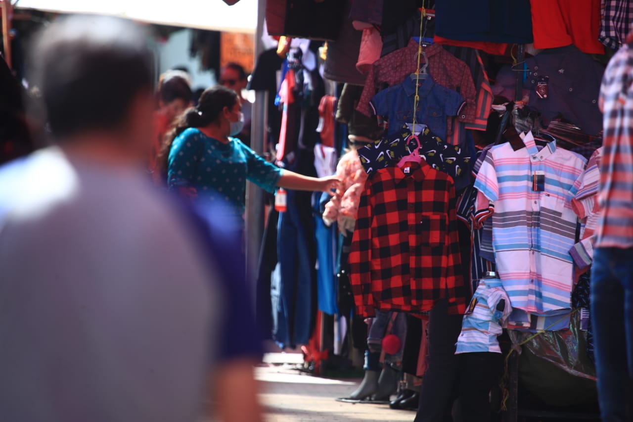 Trabajadores de la economía formal tendrán un aumento salarial de 7% y 4% a partir de enero, en Guatemala y la provincia, respectivamente. (Foto Prensa Libre: Carlos H. Ovalle)
