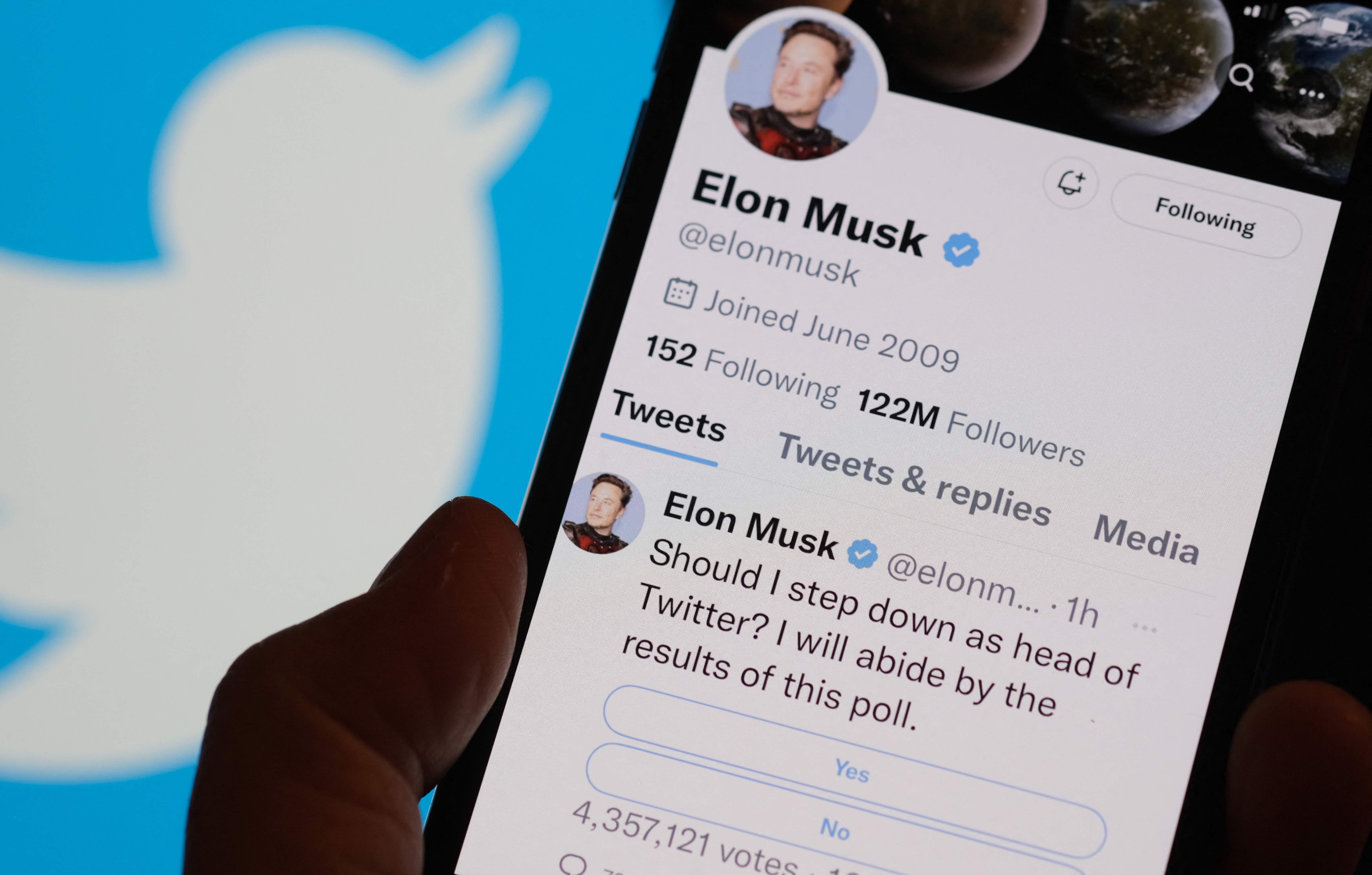 Elon Musk lanzó en Twitter una encuesta sobre su futuro como director de la empresa. (Foto Prensa Libre: AFP)