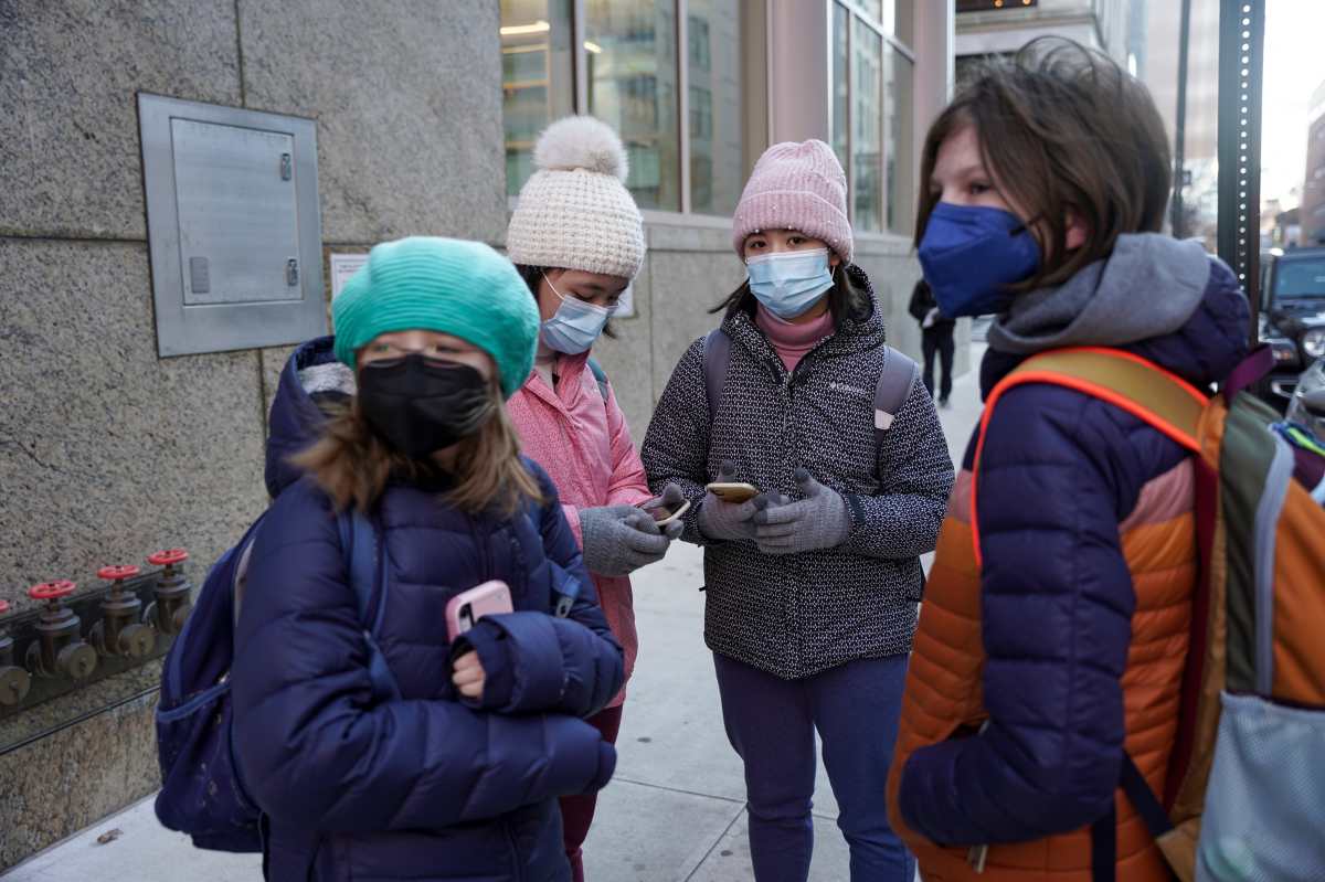 Alumnos con mascarillas llegan a la escuela Morton de Manhattan, el 4 de enero de 2022. (Foto Prensa Libre: Dieu-Nalio Chéry/The New York Times)