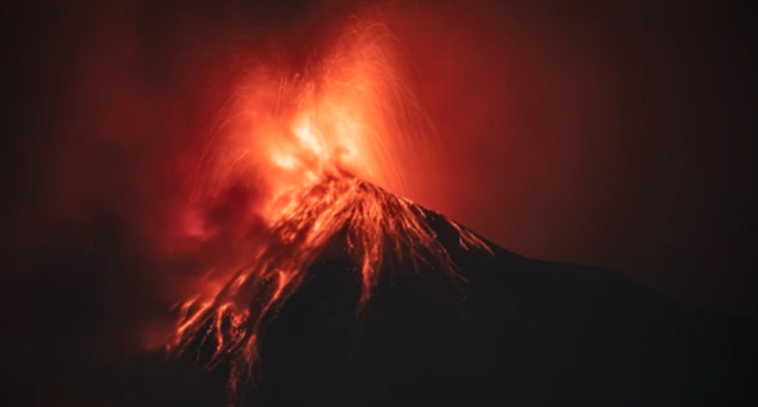 Actividad del Volcán de Fuego la noche del 10 de diciembre del 2022. Captada por Ricky López Bruni. (Foto Prensa Libre: Tomada de video de López)