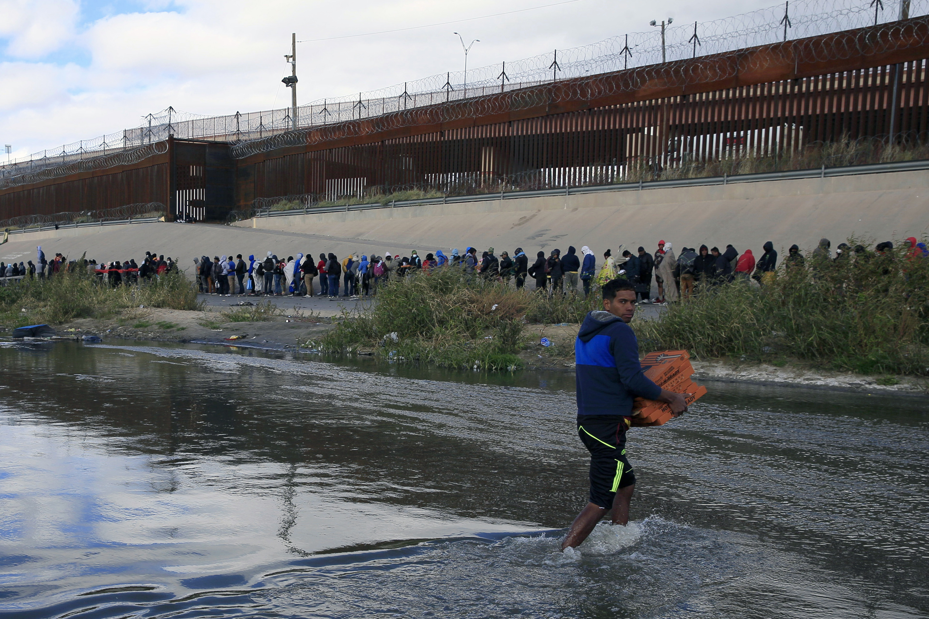 Migrantes latinoamericanos buscan ingresar a territorio estadounidense para mejorar sus condiciones de vida. (Foto Prensa Libre: EFE)