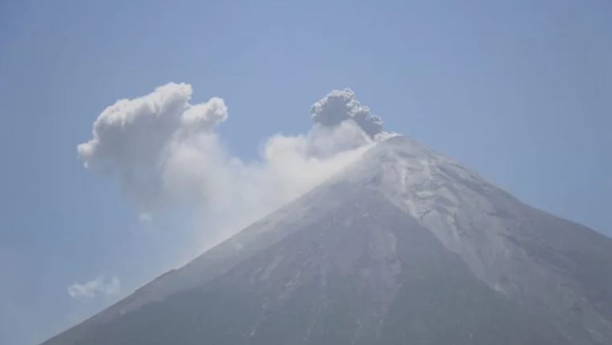 El Volcán de Fuego mantiene explosiones este 26 de diciembre. (Foto HemerotecaPL)