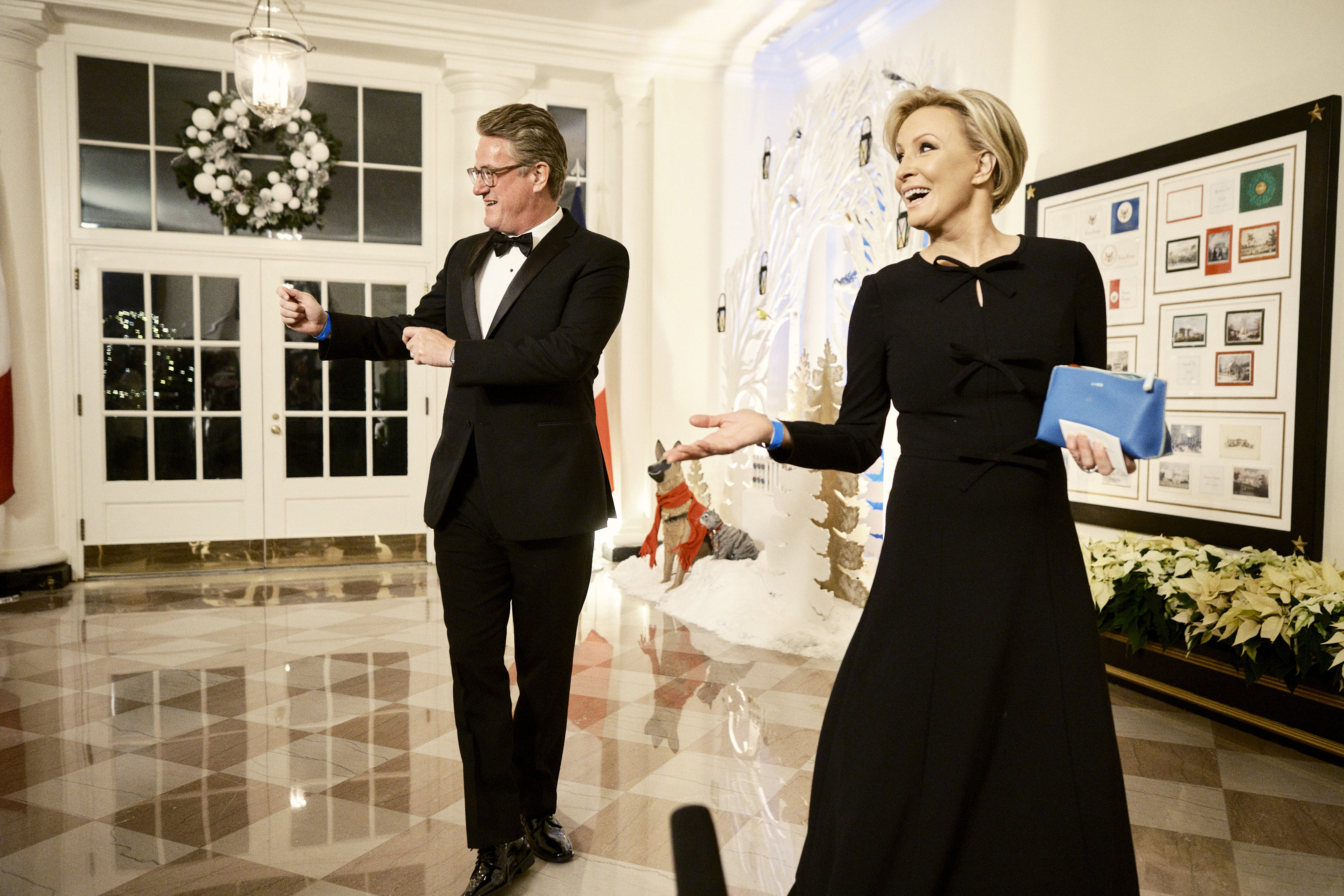 Joe Scarborough y Mika Brzezinski llegan a una cena de Estado con Francia, en la Casa Blanca en Washington, el jueves 1.° de diciembre de 2022