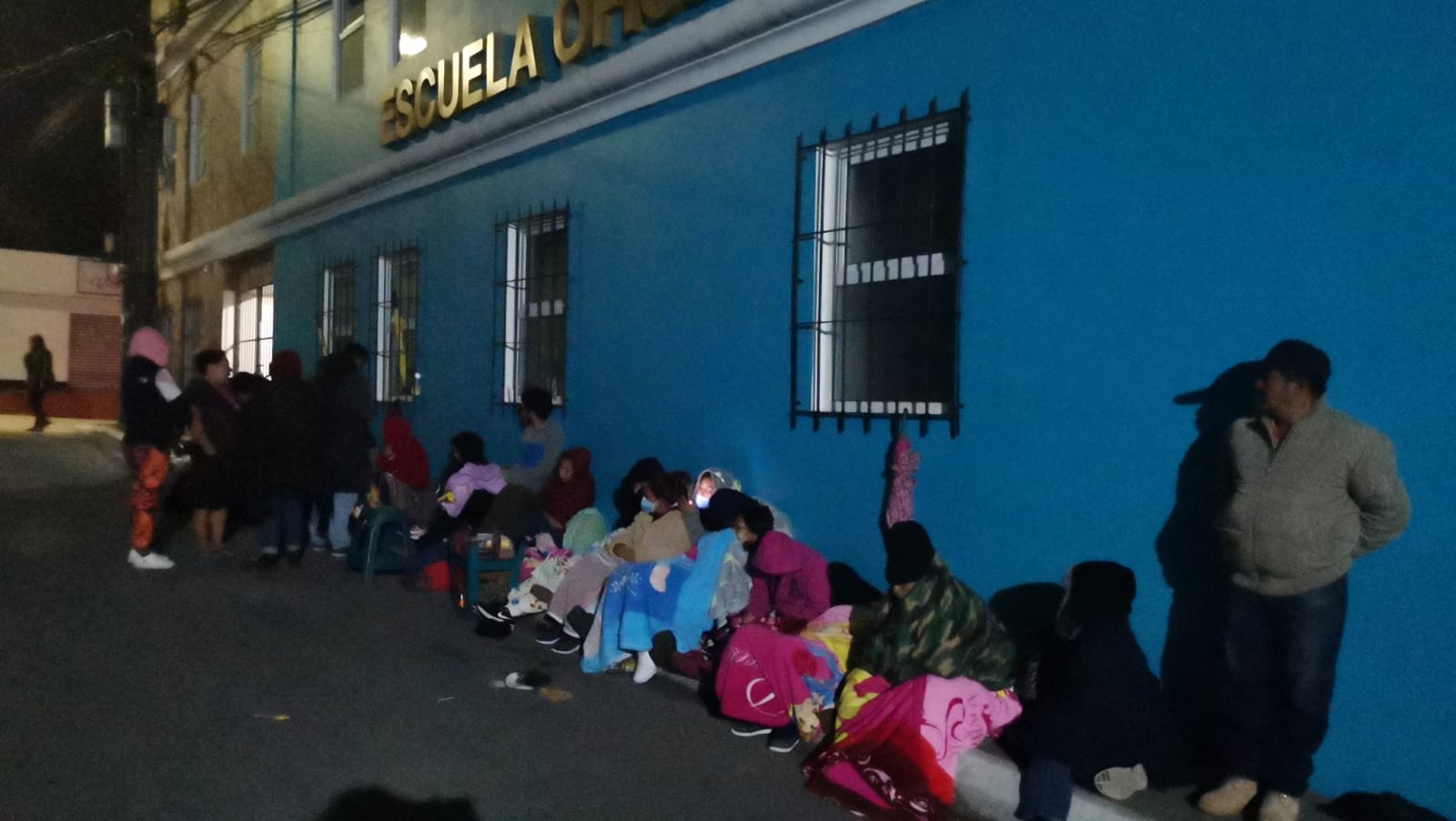 En un sondeo de Prensa Libre, padres de familia en San José Pinula pasaron durante noviembre la noche afuera de la Escuela de Párvulos por un cupo para sus hijos.  (Foto Prensa Libre: Ingrid Reyes)