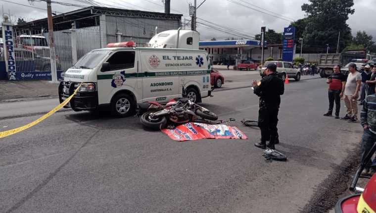 La motocicleta quedó tendida en el lugar del percance. (Foto Prensa Libre: Víctor Chamalé)