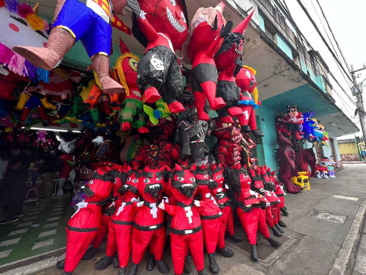 Los diablitos ya llenan de color las piñaterías del Centro Histórico