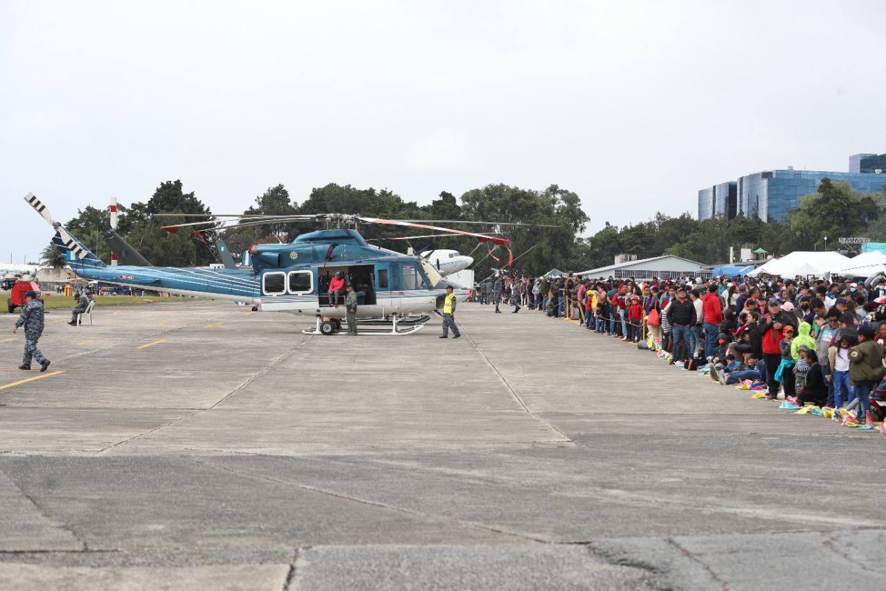 Decenas de guatemaltecos acudieron al espectáculo aéreo. (Foto Prensa Libre: Roberto López)