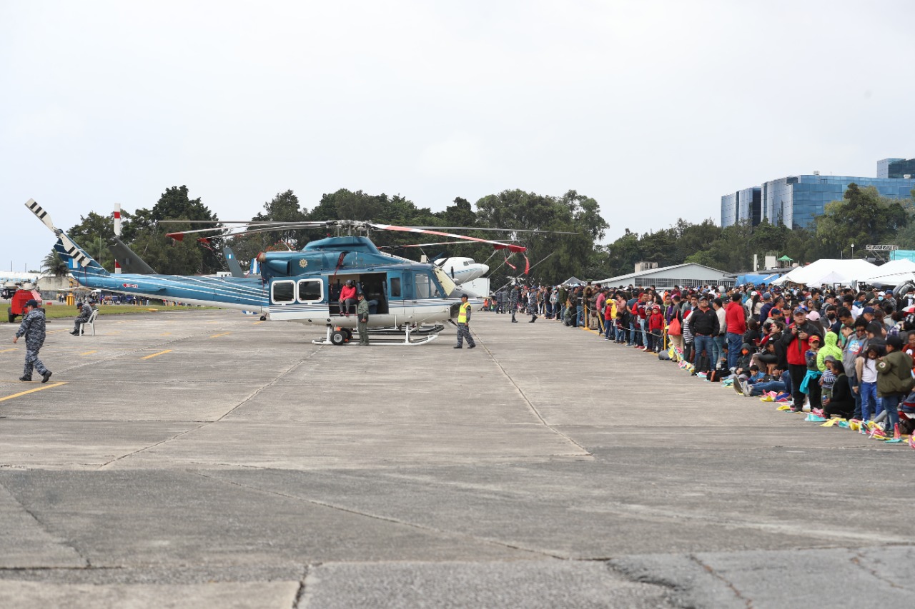 Decenas de guatemaltecos acudieron al espectáculo aéreo. (Foto Prensa Libre: Roberto López)