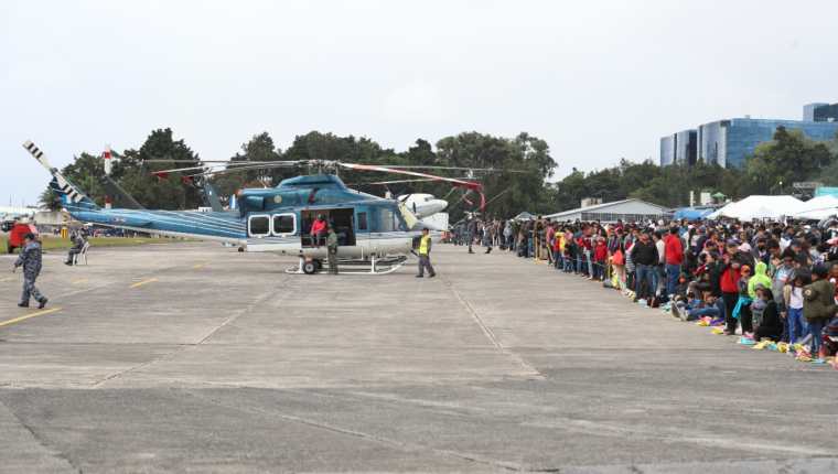 Decenas de guatemaltecos acudieron al espectáculo aéreo. (Foto Prensa Libre: Roberto López)