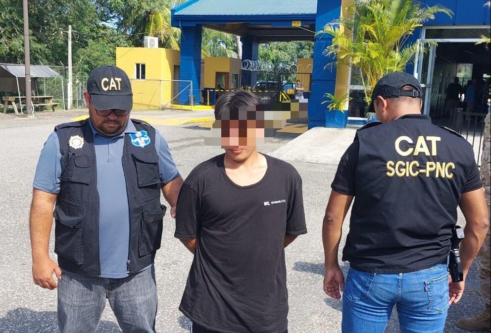 Autoridades realizaron la operación en coordinación transnacional de expulsión de un delincuente desde Belice a El Salvador. (Foto Prensa Libre: Agentes CAT)