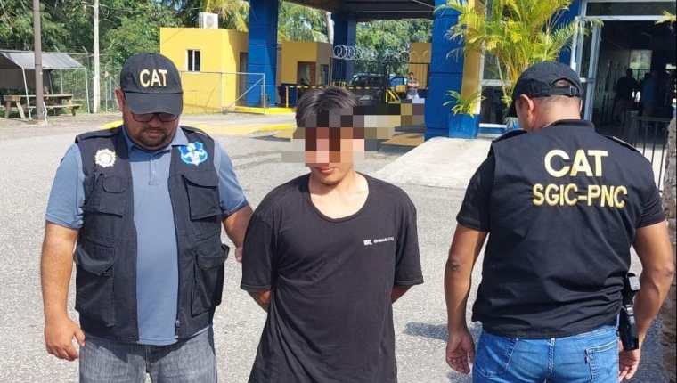Autoridades realizaron la operación en coordinación transnacional de expulsión de un delincuente desde Belice a El Salvador. (Foto Prensa Libre: Agentes CAT)