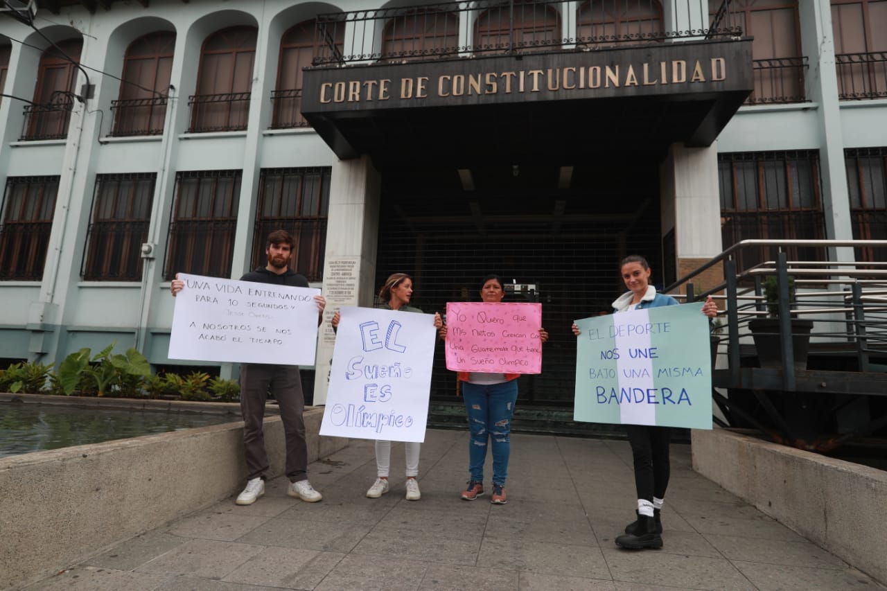 Con carteles y consginas los atletas nacionales expresaron su tristeza por quedar al margen del ciclo olímpico al que muchos ya estaban clasificados. (Foto Prensa Libre: María José Bonilla)