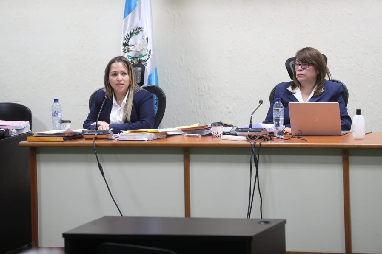 Las juezas Katty Sarceño y Jeannette Valdés, integrantes del Tribunal B de Alto Impacto, argumentan la sentencia por el caso La Línea. (Foto: Prensa Libre: Érick Ávila)
