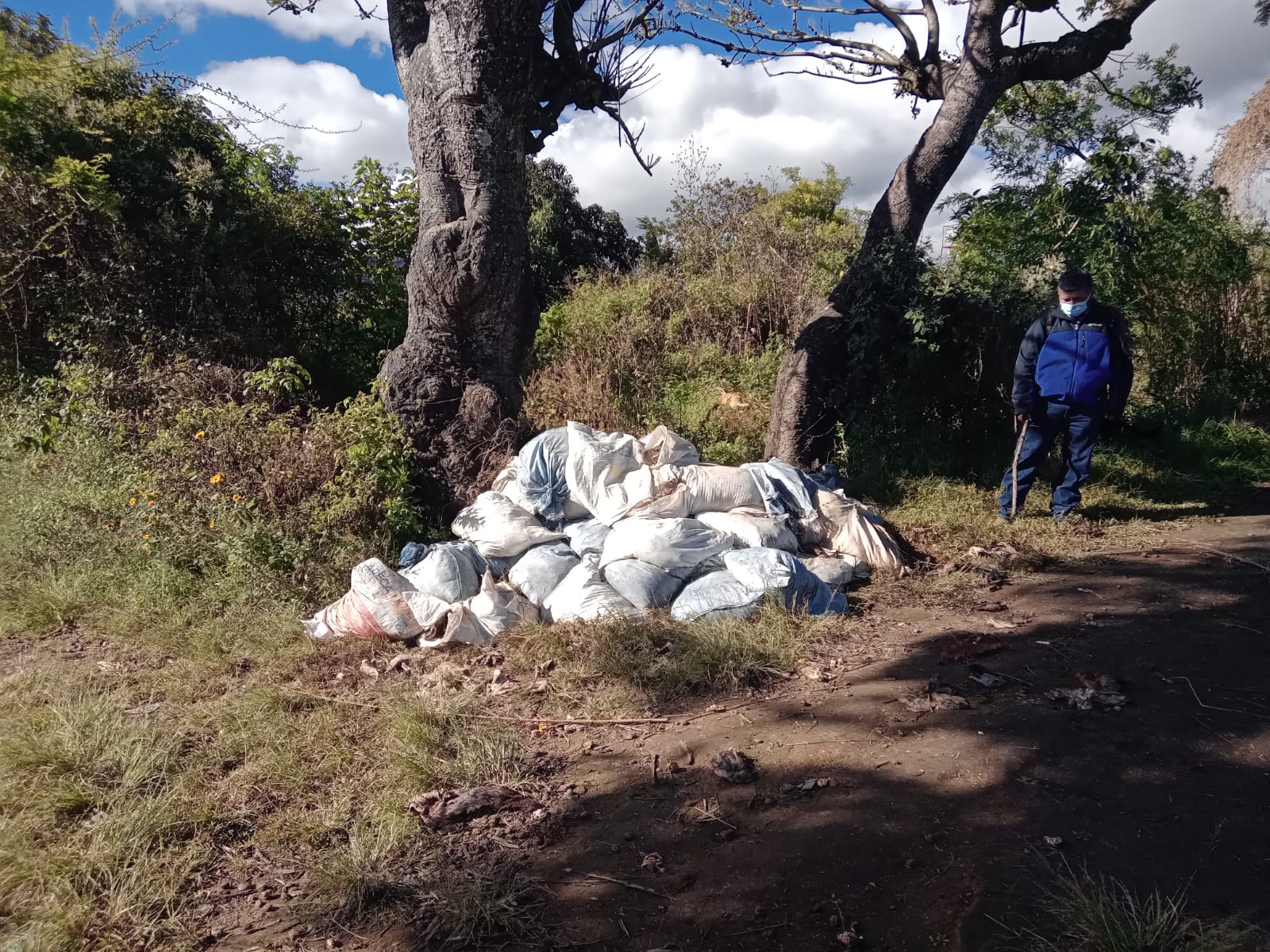 Aproximadamente 30 costales fueron abandonados en El Tejar, Chimaltenango. (Foto Prensa Libre: Víctor Chamalé)