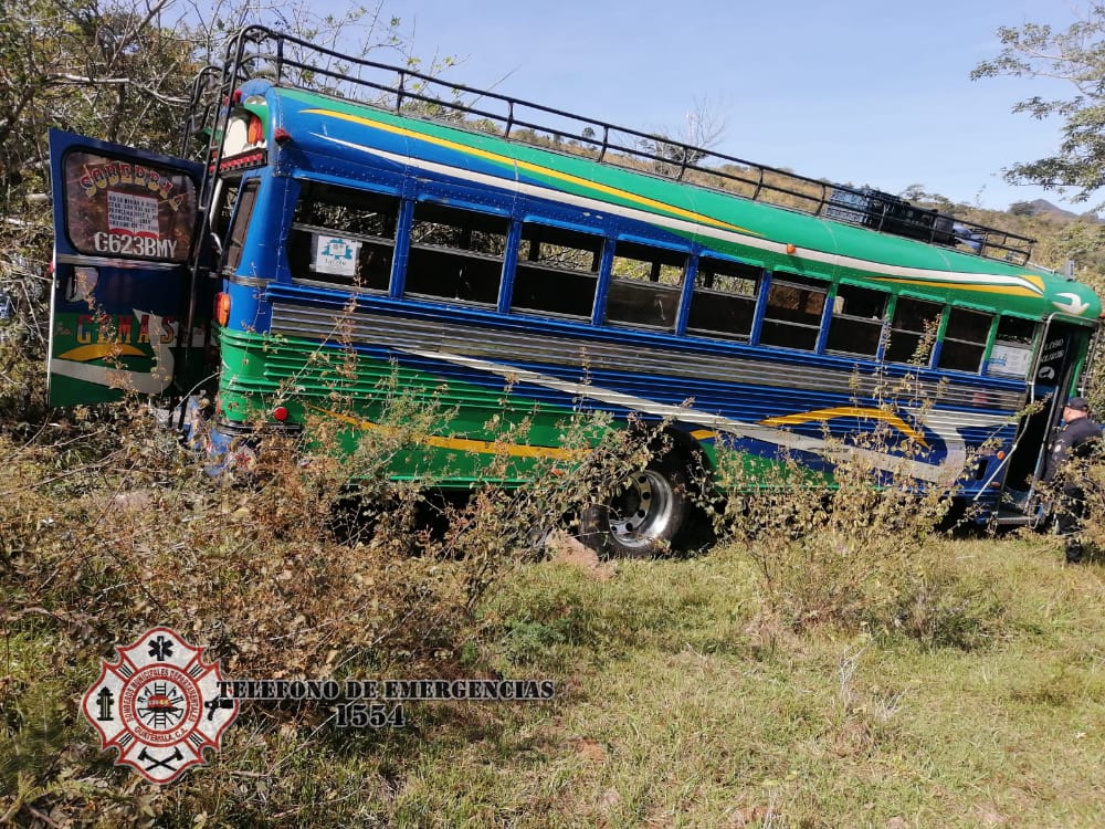 Bus es atacado a balazos en ruta a Jalapa: piloto pierde control y sale de la carretera